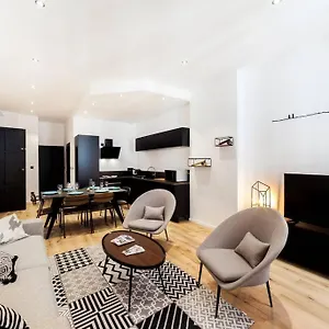 charme-traditionnel-et-design-moderne-en-plein-centre-de-lyon.hotels-rhonealpes.com/